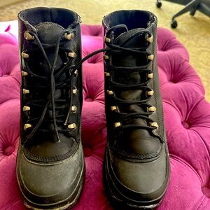 Lands End Women’ Hiking Boots -Size 9